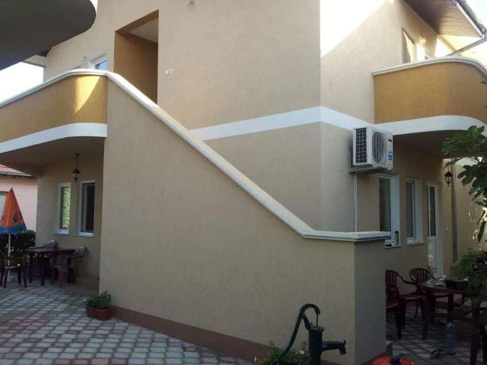 Apartments Emerald Улцинь Екстер'єр фото