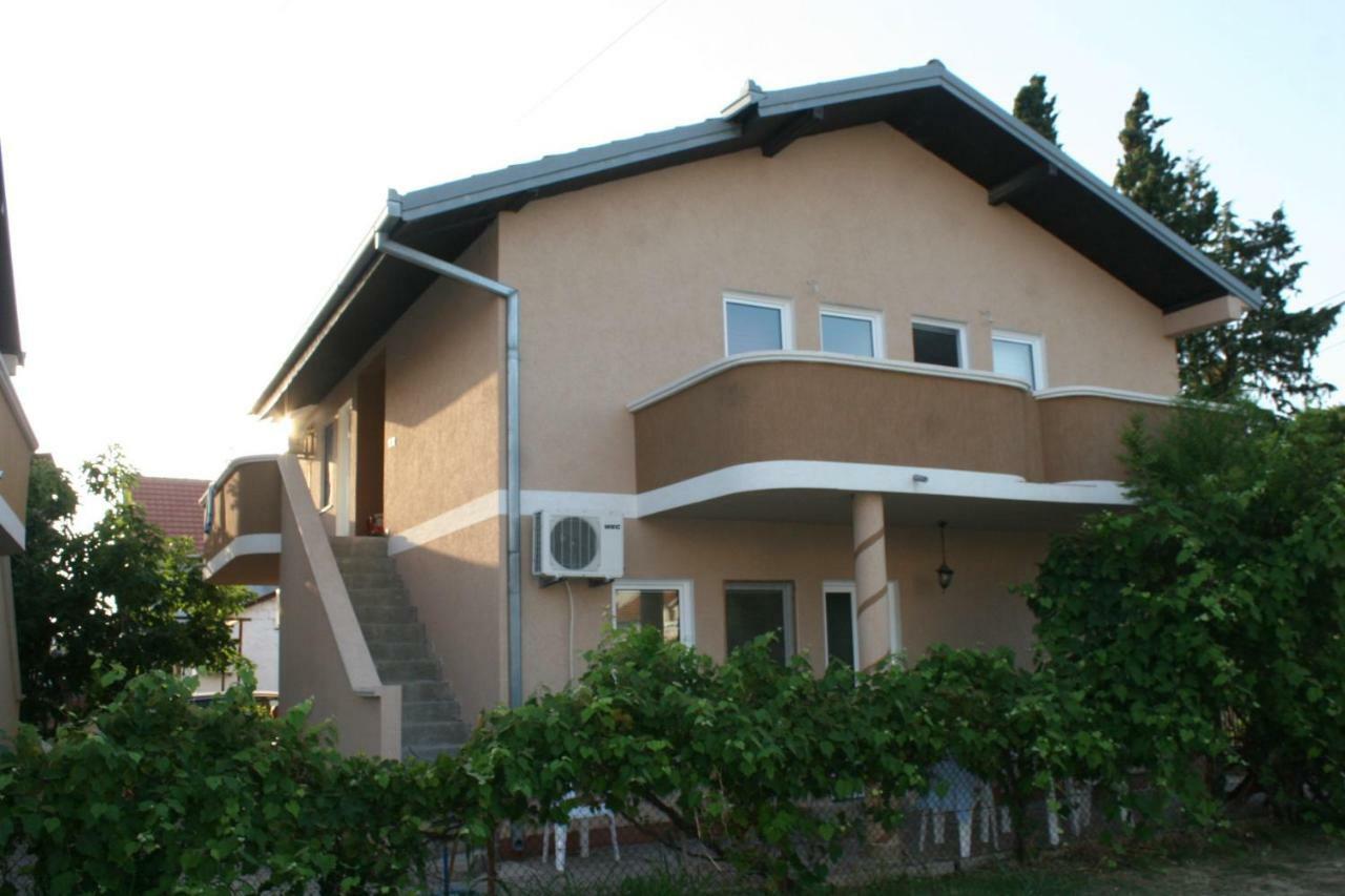 Apartments Emerald Улцинь Екстер'єр фото
